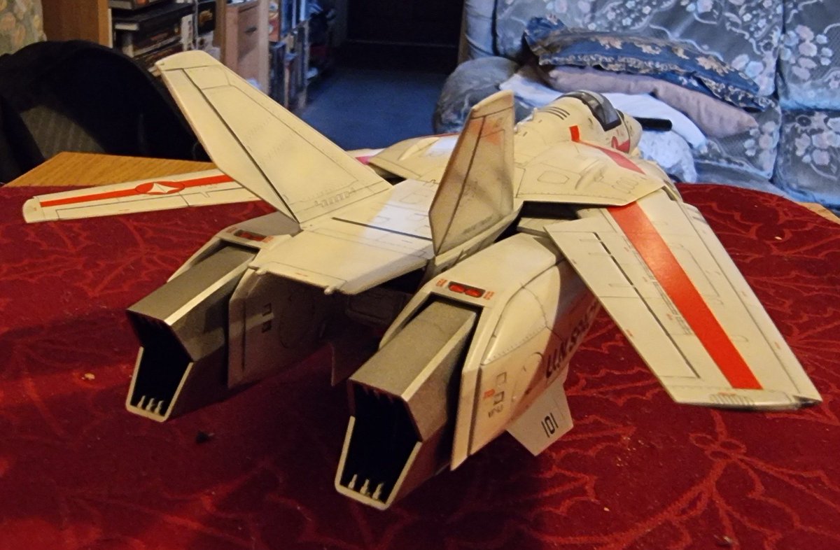 Werthead's tweet image. A Valkyrie VF-1A from the anime Macross (1982), better known in the west as a Veritech fighter from Robotech (1985). My friend Andrew painted it up for me (I cannot paint for toffee).

#Macross #Robotech