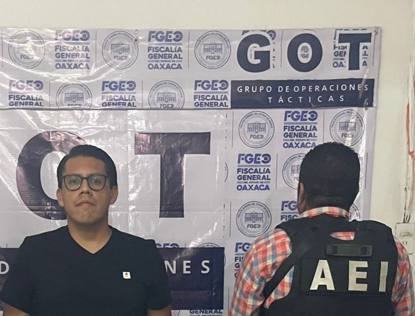 ⚠️‼️#Extra #Extra‼️⚠️

Fiscalía de #Oaxaca detiene ex funcionario por fraude de más de 2 mdp; tiene largo historial de desfalcos.

La Fiscalía General del Estado de Oaxaca (<a href="/FISCALIA_GobOax/">Fiscalía General</a>) ejecutó la orden de aprehensión en contra de Javier Martínez López, por el delito de