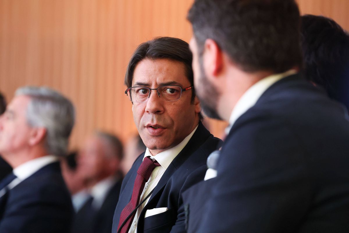 olhaoquete2igo's tweet photo. O Presidente do bicampeonato. Do rival. 70 anos depois, o grande obreiro. Um planeamento de vão de escada pelo 4232034º ano consecutivo. 

Mais adeptos, mais sócios, maior estádio, mais dinheiro, maior orçamento, maiores salários. Mais tudo. Menos no que realmente conta: títulos. https://t.co/sJgFzHXHrt