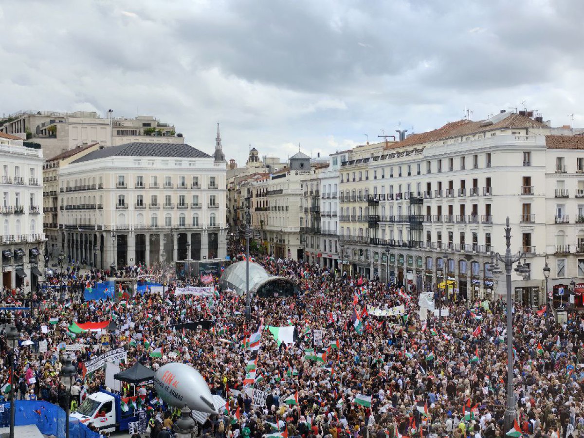 Julio Rodríguez (@julio_rodr_) on Twitter photo La Puerta del Sol estaba llena de dignidad.
Para la <a href="/sextaNoticias/">laSexta Noticias</a> esta manifestación contra el #Genocidio en Palestina...no ha existido.
Increíble, pero cierto.
#Periodismo lleno de indignidad La Puerta del Sol estaba llena de dignidad.
Para la <a href="/sextaNoticias/">laSexta Noticias</a> esta manifestación contra el #Genocidio en Palestina...no ha existido.
Increíble, pero cierto.
#Periodismo lleno de indignidad