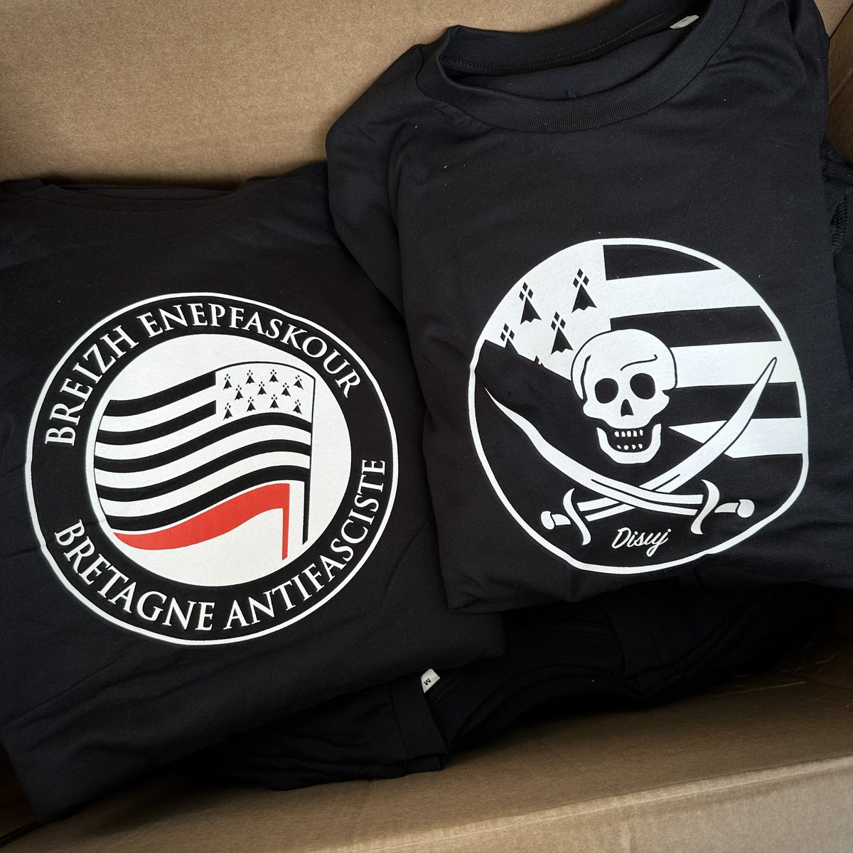 ☠️🚩
DISTRO ER STOKOÙ

T-shirtoù Disuj ha Breizh Enepfaskour divyezhek brezhoneg/galleg.
T-shirts DISUJ et BREIZH ANTIFA bilingues breton/français.
 
disuj.bzh