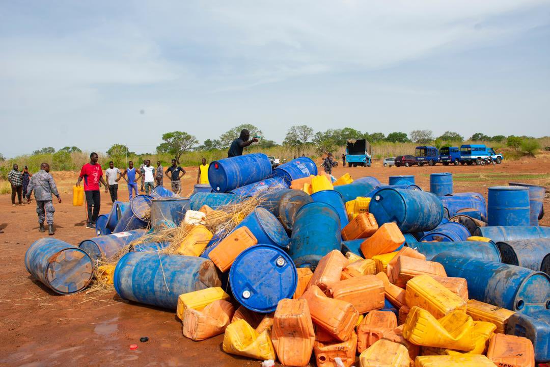 Sur instruction du Gouverneur de la Région des Savanes, Affoh Atcha Dédji, les forces de police et de gendarmerie ont procédé ce samedi à Dapaong, à la destruction d’une importante quantité de boissons frelatées saisies. 

L’opération a permis de détruire 50 fûts et 131 bidons ..