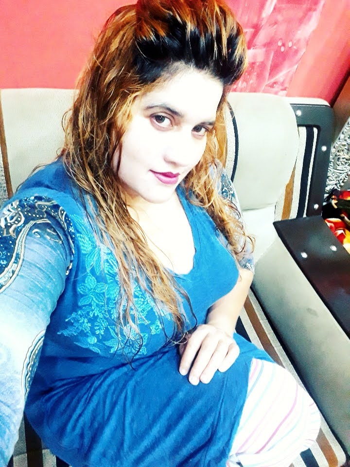 اکثر لوگوں کی بہنیں کسی بھینس کی طرح ہوتی ہیں۔ عمر بڑھنے کے ساتھ ساتھ چھاتیاں تھن بن کر لٹک جاتی ہیں اور بلا ضرورت ہلتی رہتی ہیں۔ چو(ت) بھی پھدا بن کر کھل جاتی ہے۔ گان(ڈ) بھی پھیل کر بنڈ بن جاتی ہے۔ ایسے میں بہنوں کو خود کے جسم کا ہوش نہیں رہتا