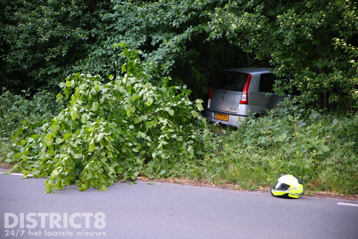Auto uit de bocht en in bosschage op Madesteinweg, inzittende nagekeken in ambulance