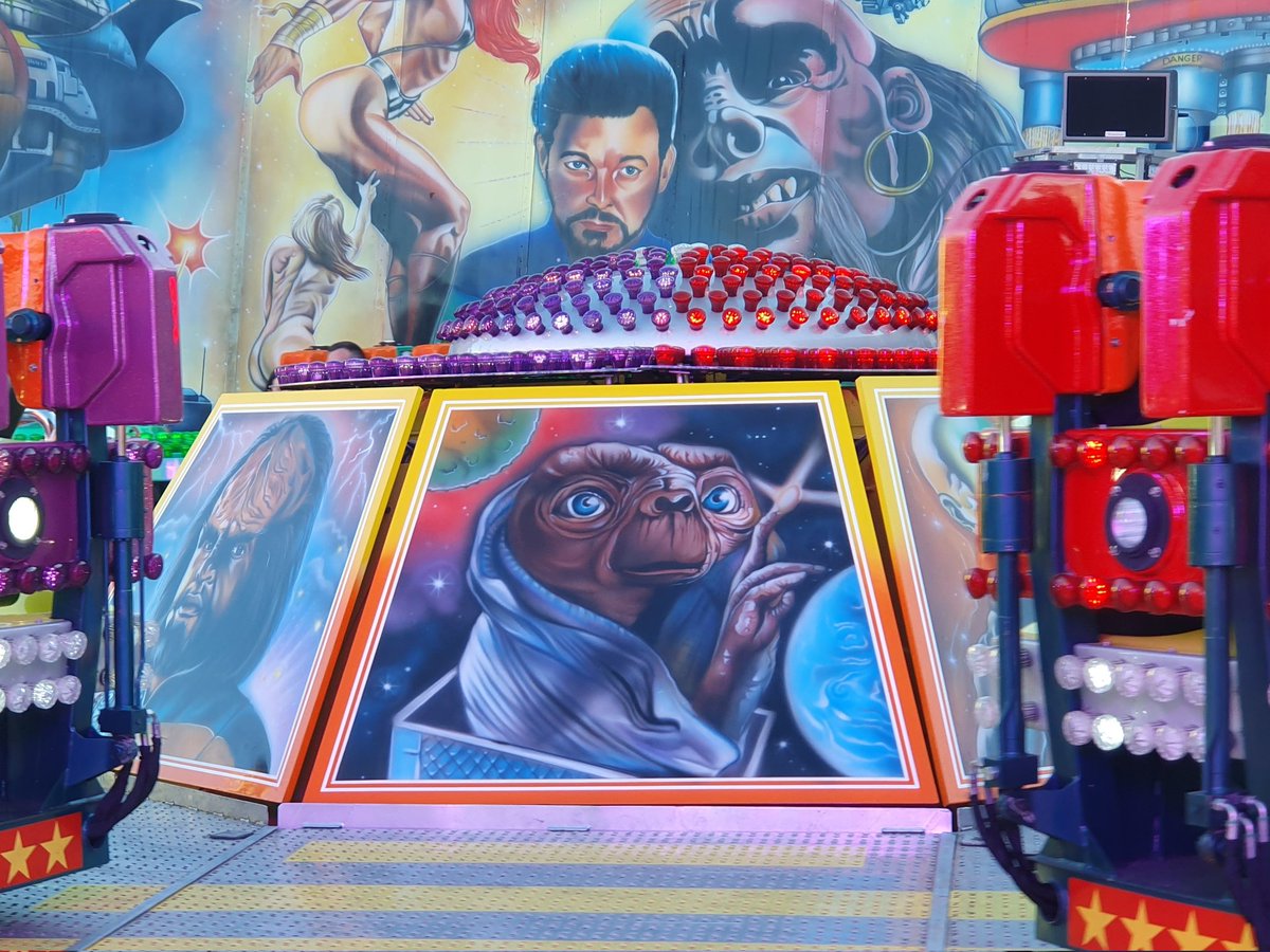 Das ging aber schnell! Auf dem Stuttgarter Frühlingsfest auf dem Wasen wurden schon die ersten Fahrgeschäfte zu Ehren von Margot Friedländer entsprechend umlackiert. Großartig!