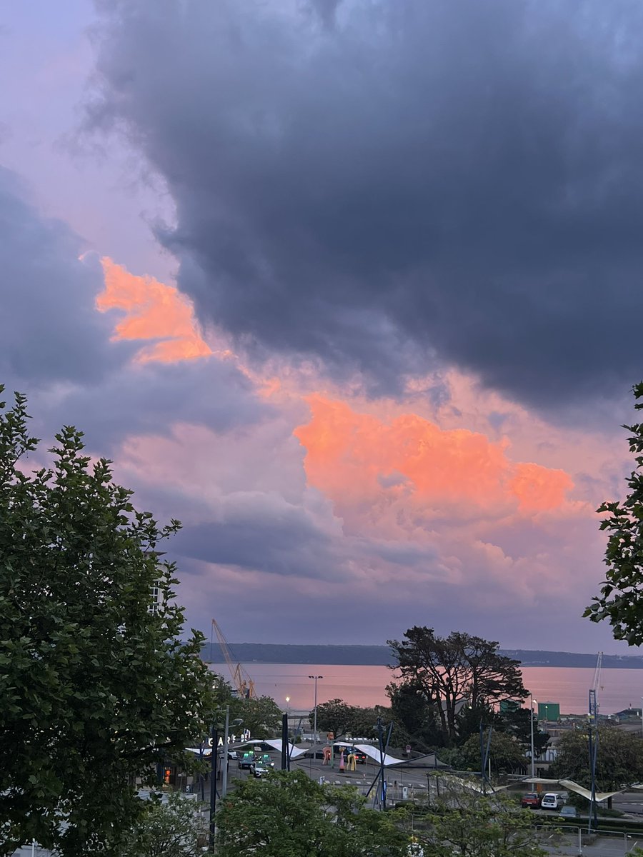 Un ciel totalement incroyable à Brest ce soir avec les orages proches.