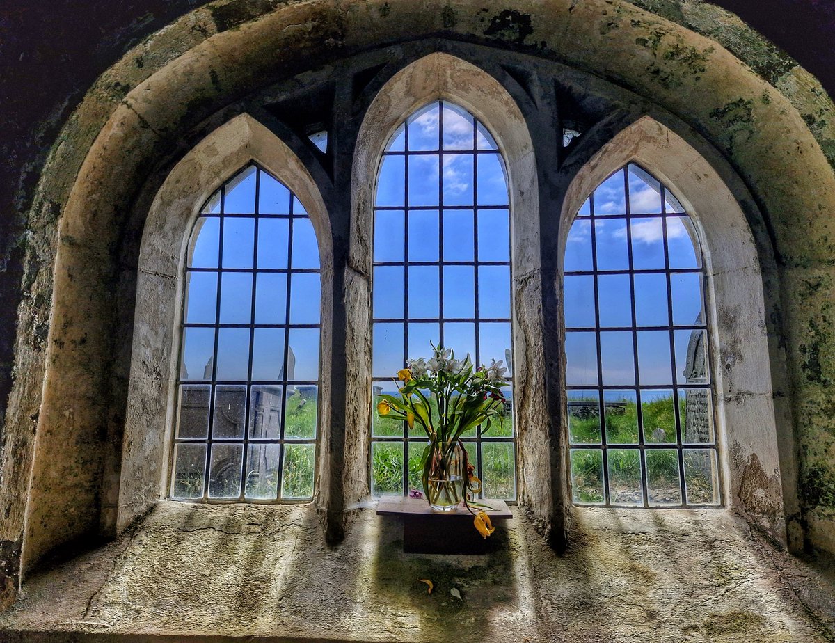 AntonWardPhoto's tweet image. St Hywyn this medieval pilgrim church stands above the shore of the Irish Sea, at the end of the Llyn Peninsula, nestled in the old fishing village of Aberdaron #Church #welshcurch #wales #Aberdaron #NorthWales