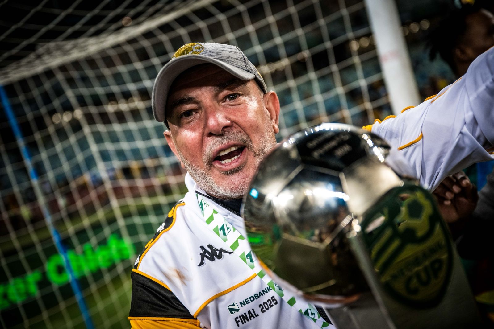 Nasreddine Nabi, head coach of Kaizer Chiefs, led the team to a Nedbank Cup victory and CAF Confederation Cup qualification, with support from club legend Lucas Radebe, who praised Nabi’s efforts despite league challenges. Jessica Motaung, Kaizer Chiefs marketing director, confirmed ongoing support for the coach ahead of a key Betway Premiership clash against Polokwane City at FNB Stadium. The article covers Kaizer Chiefs’ 2025 season progress, Nabi’s future at Naturena, and the club’s ambition to return to the top of South African football, Joburg ETC