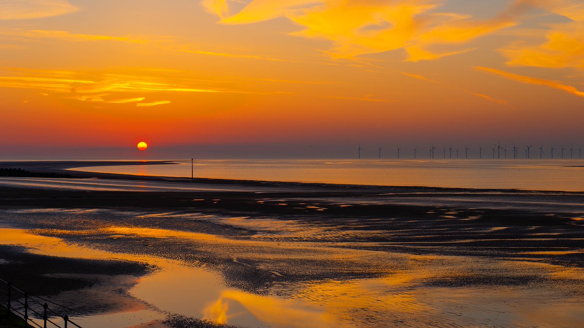I'll leave you with this wonderful #Liverpool Bay sunset from New Brighton. Goodnight folks.