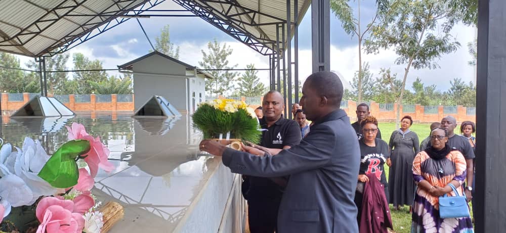 Rukumberi Sector (@rukumberisec) on Twitter photo None kuwa 10/05/2025 <a href="/rukumberi/">ndaruhutse yves</a> ES Bwana Mugabo Daniel yakiriye itsinda ryo mu Murenge @Nyarugunga/Kicukiro baje gusura Urwibutso rwa Rukumberi muri gahunda yo kwibuka ku nshuro ya 31 Jenoside yakorewe abatutsi mu 1994.
Hakaba hari perezida wa Ibuka n'inzego z'umutekano. None kuwa 10/05/2025 <a href="/rukumberi/">ndaruhutse yves</a> ES Bwana Mugabo Daniel yakiriye itsinda ryo mu Murenge @Nyarugunga/Kicukiro baje gusura Urwibutso rwa Rukumberi muri gahunda yo kwibuka ku nshuro ya 31 Jenoside yakorewe abatutsi mu 1994.
Hakaba hari perezida wa Ibuka n'inzego z'umutekano.