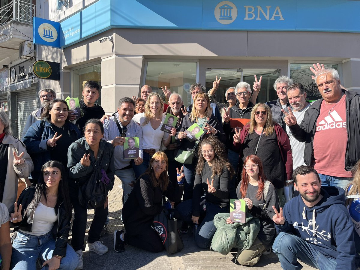 Último sábado de campaña! Hoy en el barrio de #Montecastro conversamos con los vecinos y comerciantes de Álvarez Jonte. Muy buena energía!   
Aca también es con Santoro 💚 #EsAhora #EsAhoraBuenosAires