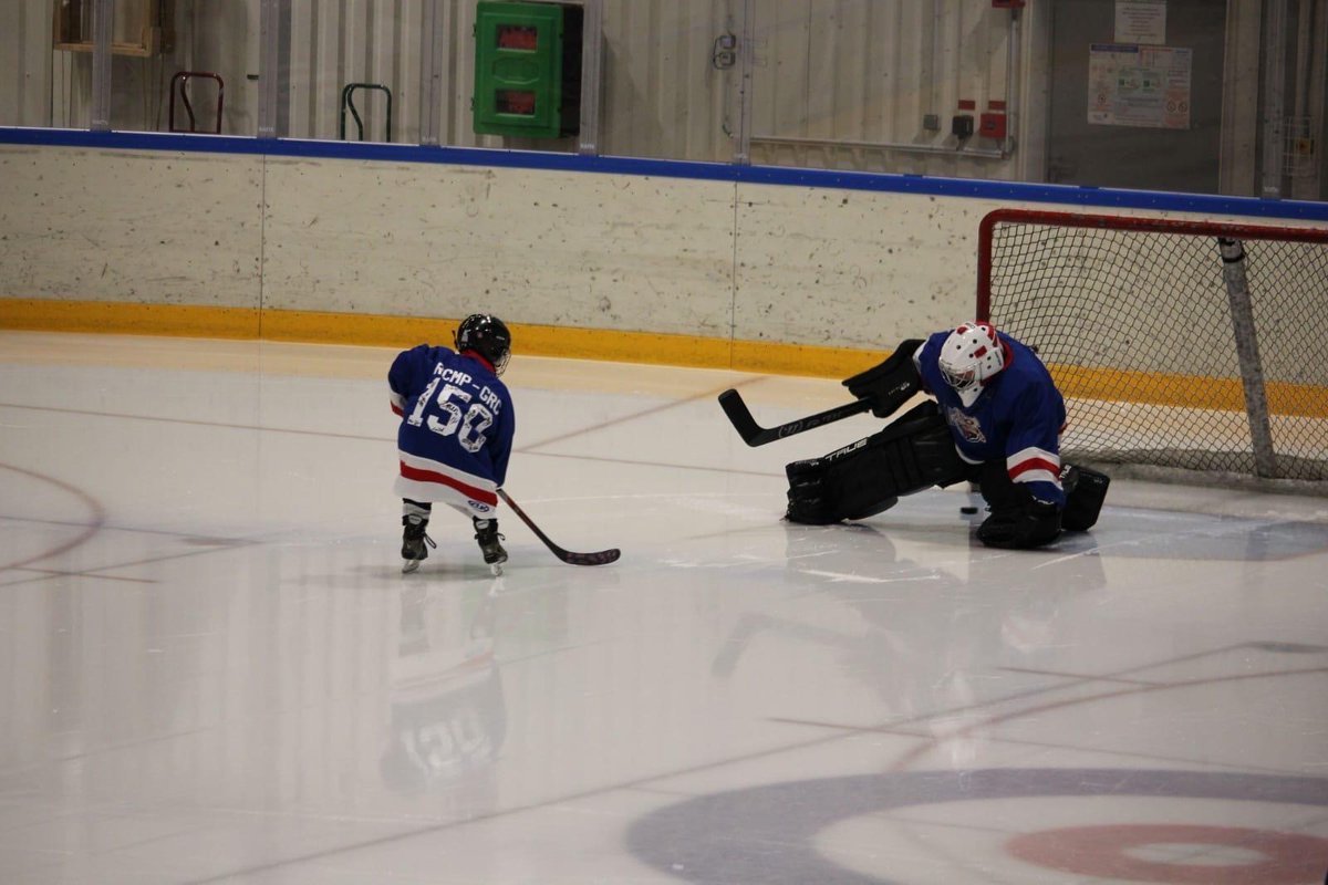 npffpn's tweet photo. En mars, la GRC à T.-N.-L. a participé à un tournoi de hockey pour soutenir Antton, 7 ans, atteint de fibrose kystique. Plus de 10 000 $ amassés! Merci à tous pour ce moment inoubliable de solidarité. 🏒💙 #FPN #GRC #CollecteDeFonds https://t.co/p3Fetht0pe