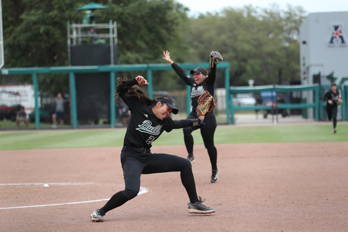USFSoftball's tweet photo. 🎉 all the feels 🎉

#HornsUp 🤘 https://t.co/wLQYkRG1SR