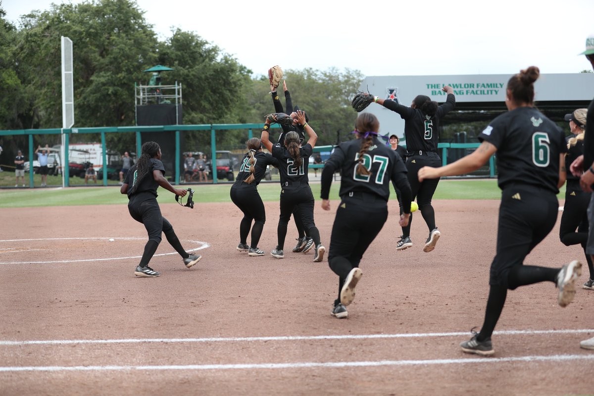 USFSoftball's tweet photo. 🎉 all the feels 🎉

#HornsUp 🤘 https://t.co/wLQYkRG1SR