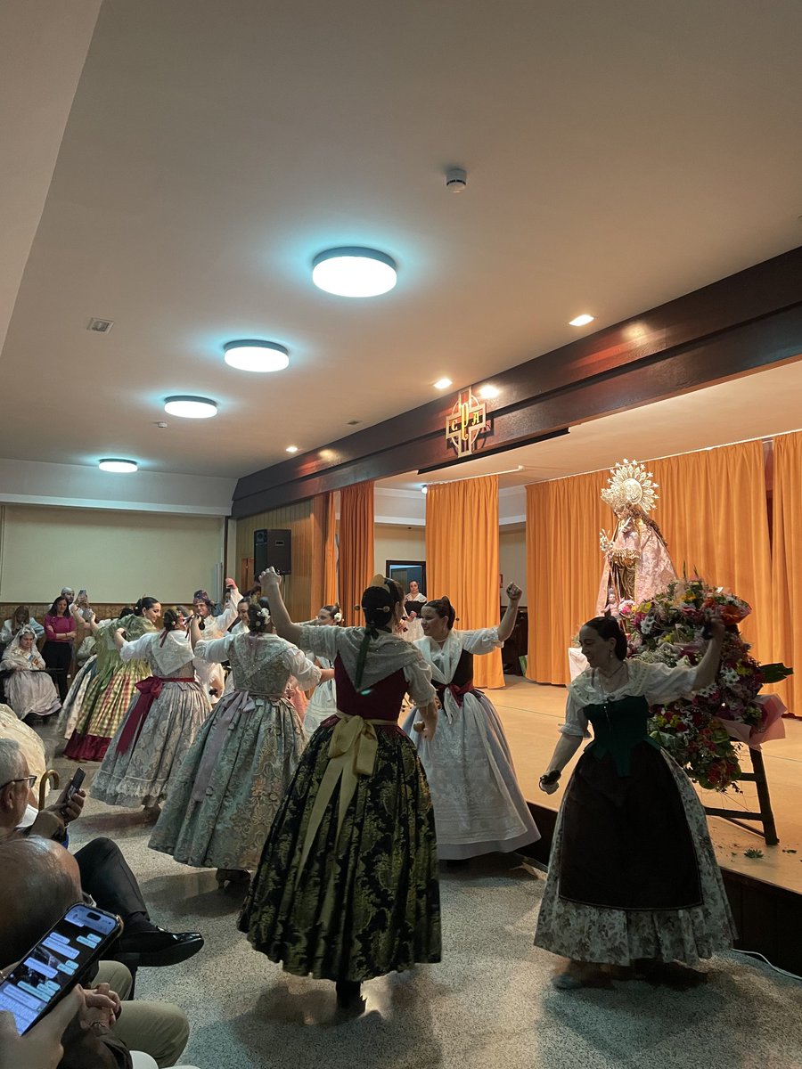 Esta tarde nuestros representantes han asistido a la Ofrenda de Flores y Frutos en el salón de actos del Cottolengo del Padre Alegre organizada por @fallapadrealegre con motivo de la festividad de Nuestra Señora de los Desamparados 💐

Enhorabuena un año más por tan emotivo acto