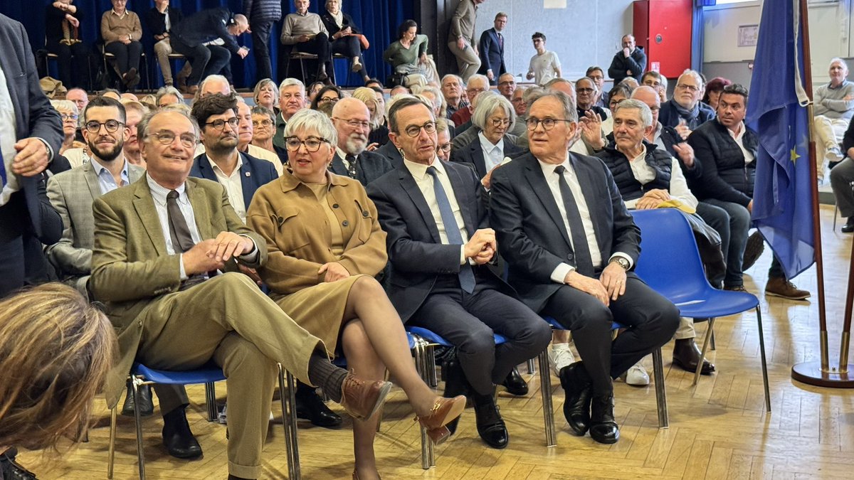 AlainCadec's tweet photo. Hier soir à Ploërmel, magnifique réunion avec @BrunoRetailleau un homme de conviction dont la sincérité n’a d’égale que la détermination à redresser notre pays, à restaurer l’autorité et l’état de droit !! @lesRep_Senat @lesRepublicains https://t.co/XqCkkTM9d9