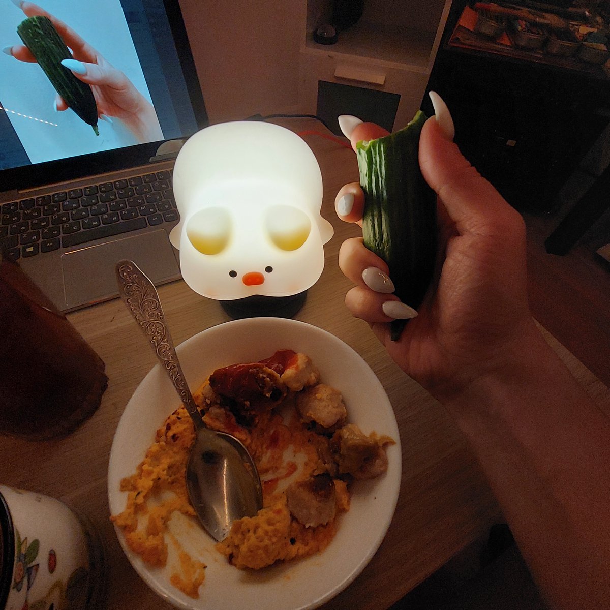 Не то плохо, когда отрезают жопку огурца, потому что она горькая.
И не потому, что такая привычка с детства.
И не потому, что не всегда жопка горькая.
И не потому, что горькое уже нравится.
А потому что ето я так делаю. ._.