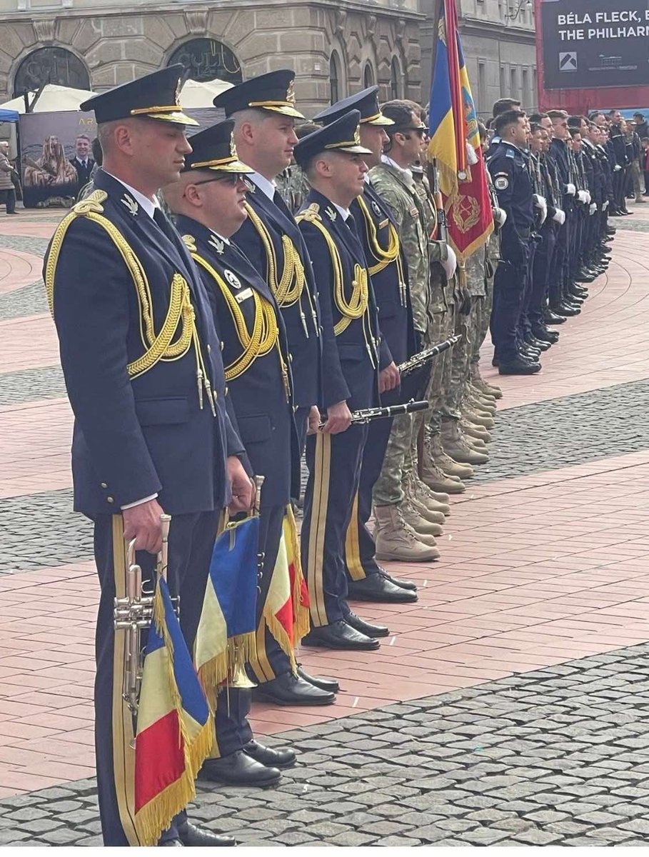 У Темишвару обележен Дан Европе, Дан победе над фашизмом и Дан независности🇷🇴.
У присуству највиших званичника жупаније Тимиш, града Темишвара и конзуларног кора, са дефилеом почасне јединице и представљањем конзулата🇷🇸🇩🇪🇫🇷🇧🇬
На штанду ГК🇷🇸 представљена туристичка понуда Србије и