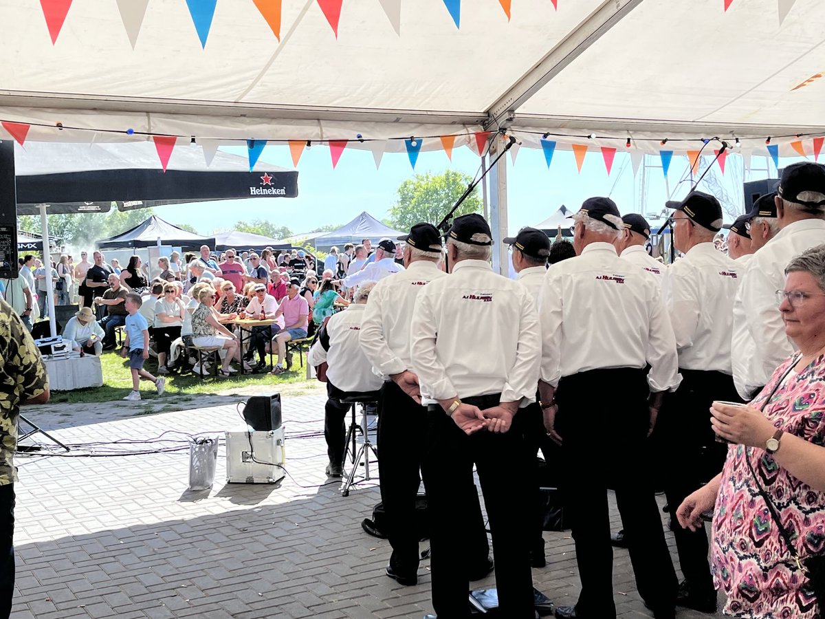 Vandaag veel gezelligheid bij ‘Heel Diek rookt’ met o.a. EK Kampioenschap Palingroken georganiseerd door de COV Beatrix in Eemdijk. Mocht heerlijk deelnemen in de jury en de prijs uitreiken. Voor mij laatste officiële handeling als waarnemend burgemeester van Bunschoten.Genieten!