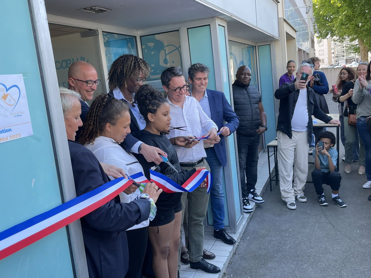 AgnesCarel76's tweet photo. Inauguration de la 2e @maisonducoeurlh, sous l’impulsion de @OFouquet et de nombreux partenaires. 
🤝Un lieu où les jeunes peuvent recevoir de l’aide et de l’attention quand il y en a besoin dans le parcours d’un début de vie.
Être là au bon moment, 
Tendre une main. 
🖐️ 
Félicitations Oumou Niang-Fouquet pour ton investissement ! 
 @3Fnormanvie