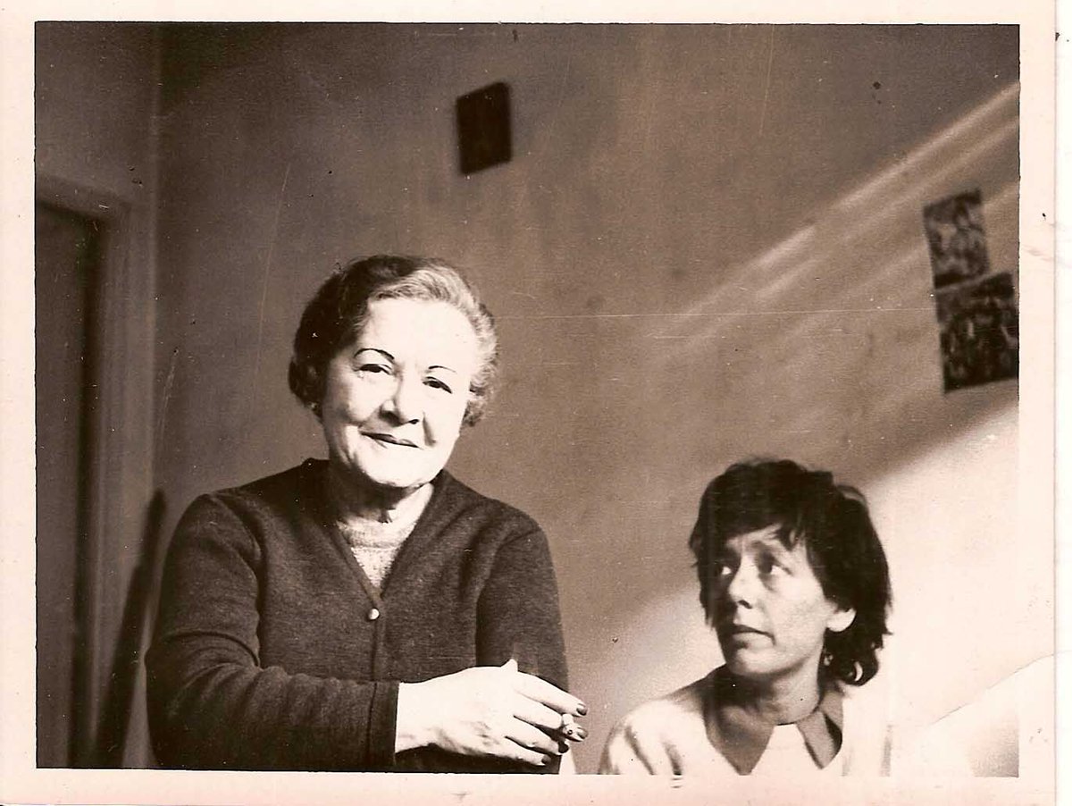 —Madre —dije—, ¿dónde estás? No te escondas. Apúrate que me persigue el tiempo y tengo miedo. ¿Qué haré si vienes cuando yo sea vieja? Las viejas no necesitan madres. ¿Cómo me sentaría encima tuyo si mis huesos chirriaran? Apúrate y ven aquí porque el tiempo me persigue
#Pizarnik