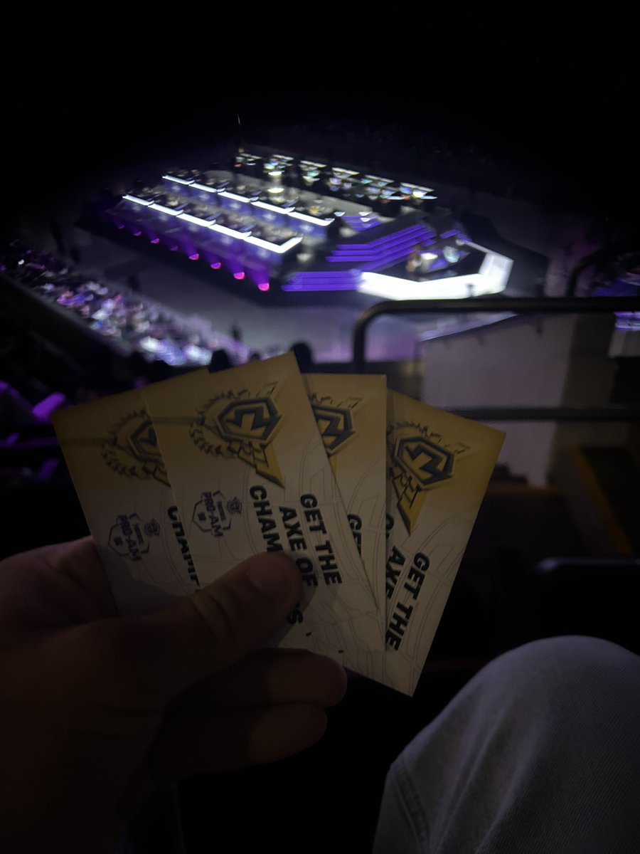 I HAVE 4 FNCS PICKAXE CODES IM GIVING AWAY!

TO ENTER: FOLLOW , LIKE, RETWEET