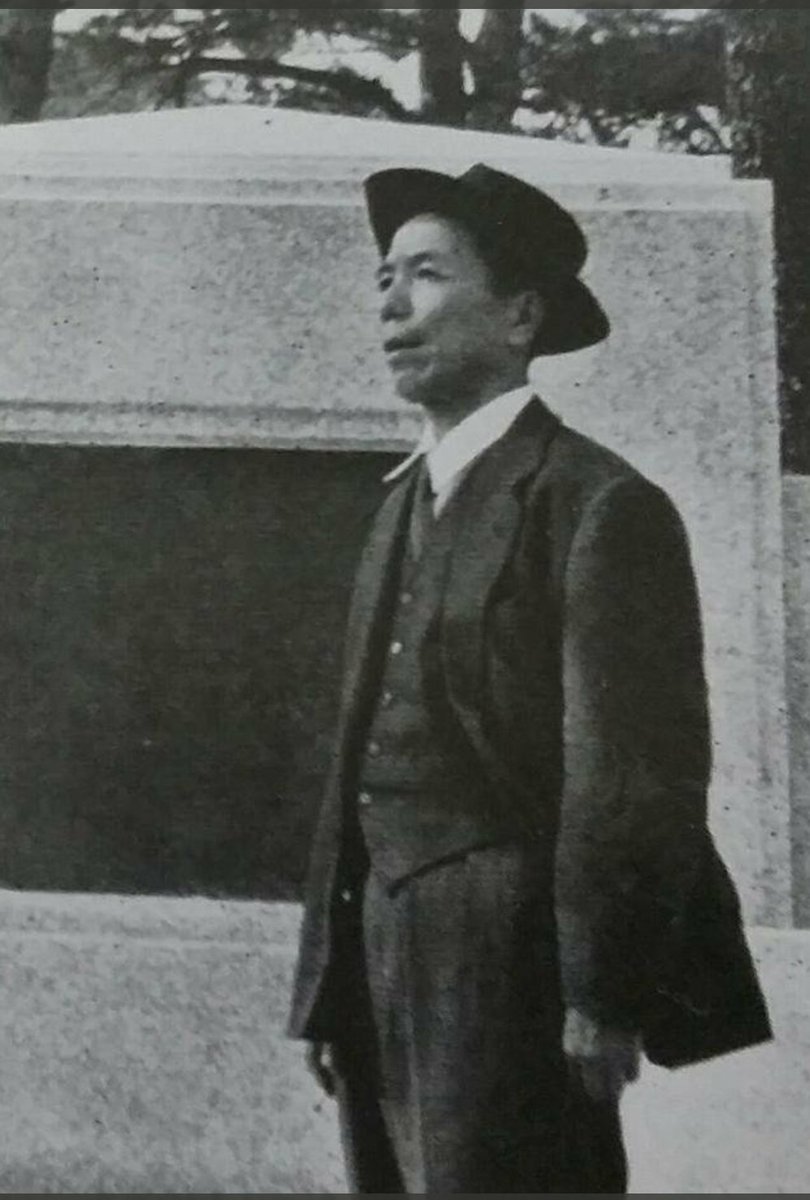 ……あなたはこの聖代に實に地上に存在した無二の詩人
かけがへのない 二人目のない唯一最上の詩人でした
あなたばかりが人生を ただそのままにまつ直ぐに 混ぜものなしに
 歌ひ上げる
……

三好達治「師よ　萩原朔太郎」
『朝菜集』1943.