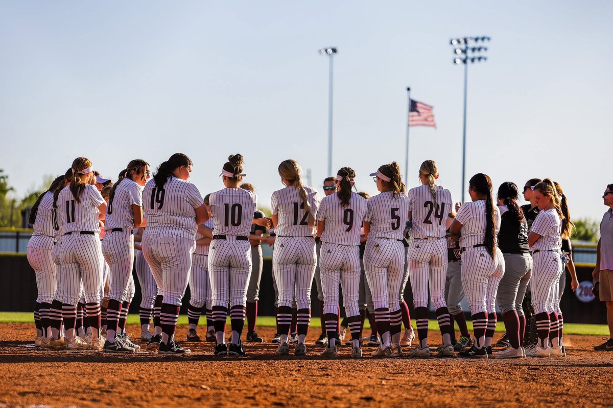 LincolnWolvesSB's tweet image. Lady Wolves get the big win over Booneville 3-2 in nine innings! Brinkley Moreton had 9 innings pitched for the Lady Wolves accumulating 16 strikeouts! Sophomore Lauren Remington walked it off with a 2 RBI double in the bottom of the 9th inning! 🐺🥎 #goladywolves
