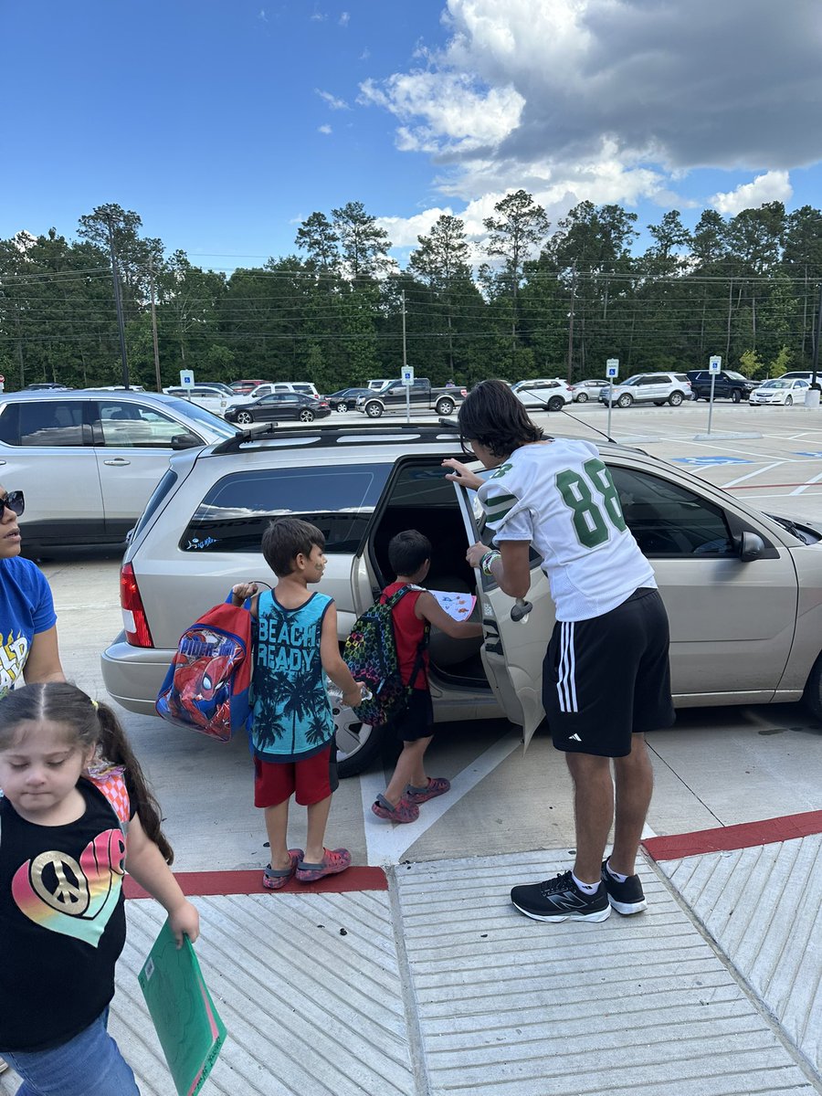 WFGatorFootball's tweet image. Thanks to @PorterElem for letting us come hang out at Dismissal today! Always enjoy hanging with our future @West_Fork_High Gators! @newcaneyisd @NewCaneyAD