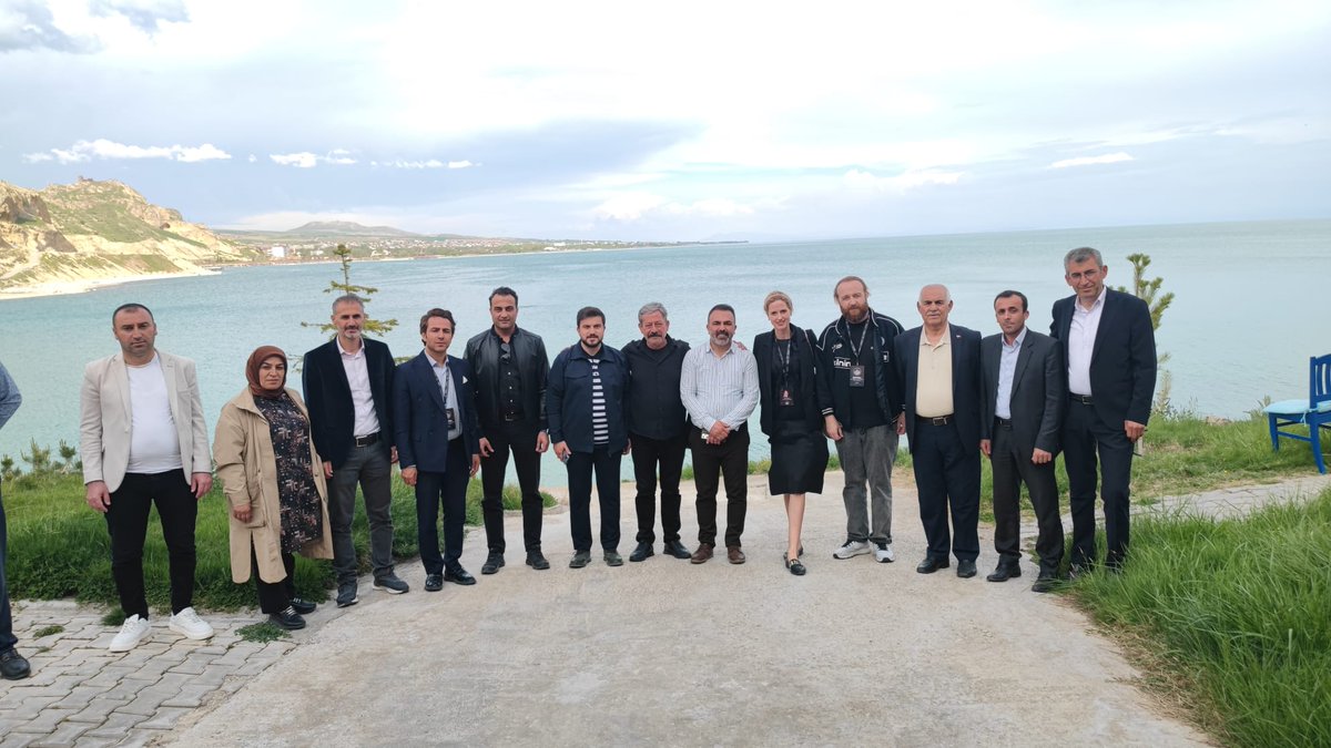 Ünlü Dr Ender Saraç, Tuğba Özay ve Wilma Elles sezonu bu sene Bodrum'da değil Bitlis Denizi'nin Adilcevaz sahillerinde açtılar ☺️
Sanatçılarımızı İlimizi karış karış gezdirmeye, bu güzel şehrin her köşesini tüm Türkiye'ye tanıtmaya devam ediyoruz. #bitlisfilmfestivali