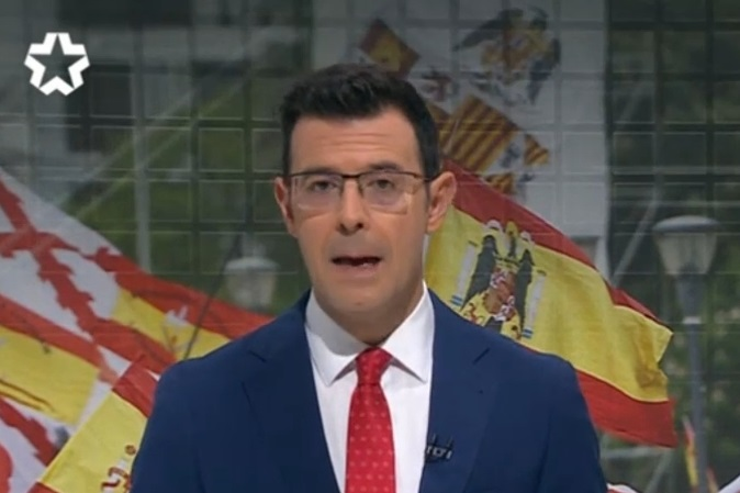 JulianMaciasT's tweet photo. TeleAyuso, PP y VOX pidiendo el fin de la dictadura sanchista con banderas de la dictadura franquista. https://t.co/zEbswS1EBs