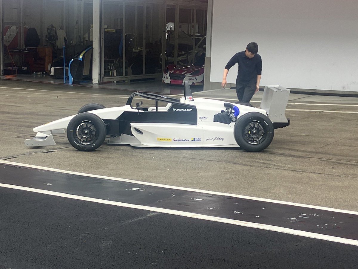 SuzukaSagrada's tweet photo. ��無沙汰しております。
2026年新規定のスーパーFJの試作車が昨日、鈴鹿のパドックに展示されてたそうです。ジェネリックHALOが取り付けされているのが特徴です。結構、賛否が分かれそうなデザインの車ですね。
エアインテークの処理、どうすんだろう？ https://t.co/2ApAzXW3jb