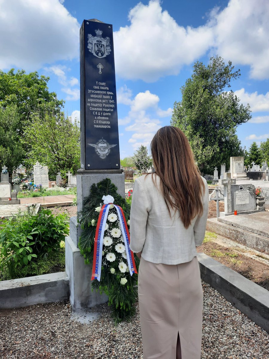 Поводом обележавања Дана победе над фашизмом, ГК🇷🇸 И.Јакшић Матовић је на гробљу хероја у Темишвару и гробљу у Денти положила венце на споменицима пилотима Југословенске војске погинуле 1941. СЛАВОМ ОВЕНЧАНИМ ПРЕЦИМА