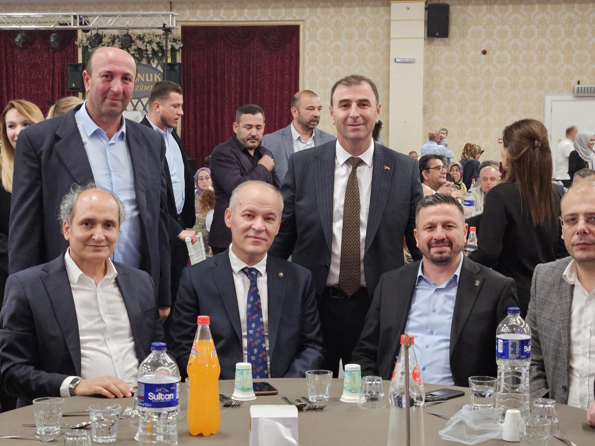 akparti_karesi's tweet photo. 📌 Balkonuk Center

Bugün çok kıymetli bir düğün merasimine tanıklık etmenin mutluluğunu yaşadık.

İl Yönetim Kurulu üyemiz, yol arkadaşımız, dava ve gönül insanı Emin Şimşek’in kıymetli yeğeni; Balıkesir Karesi ve Altıeylül İlçeleri Süt Üreticileri Birliği Başkanı, bölgemizin değerli ismi Cihat Şimşek’in sevgili oğlu İlkay ile Gönül Sena kardeşimizin düğün törenine katılarak bu güzel anlarında yanlarında olduk.

Bu anlamlı ve özel günde, gönül birlikteliklerini hayat yolculuğuna taşıyan genç çiftimize ömür boyu mutluluk, sağlık, huzur ve bereket diliyorum. Rabbim iki cihan saadeti nasip etsin, yollarını açık, muhabbetlerini daim eylesin.

Başta Emin Şimşek ve Cihat Şimşek olmak üzere her iki aileyi en içten dileklerimle tebrik ediyor, İlkay ve Gönül Sena kardeşlerimize kurdukları yuvada sevgiyle, saygıyla, mutlulukla dolu bir ömür diliyorum.

Allah mesut etsin.