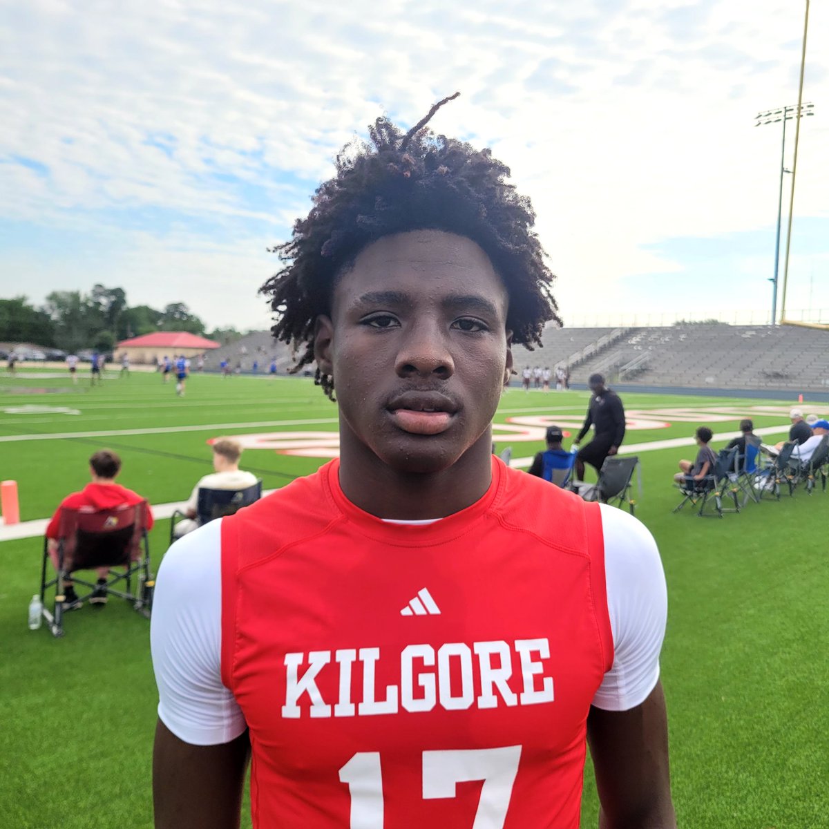Matt Stepp (@matt_stepp817) on Twitter photo Kilgore WR/DB LaKeylon Graves is a monster as an outside WR also showed elite ability to break on the ball as a DB
Holds offers from Houston, Missouri, UNT, Rice, UTEP, Texas State among others
#txhsfb <a href="/dctf/">Dave Campbell's Texas Football — TexasFootball.com</a> <a href="/GPowersScout/">Greg Powers 🏟️</a> <a href="/malloryhartley/">Mallory Hartley</a> <a href="/MikeRoach247/">Mike Roach</a> <a href="/247Hudson/">Hudson Standish</a> <a href="/kilgore_fb/">Kilgore Bulldogs FB</a> Kilgore WR/DB LaKeylon Graves is a monster as an outside WR also showed elite ability to break on the ball as a DB
Holds offers from Houston, Missouri, UNT, Rice, UTEP, Texas State among others
#txhsfb <a href="/dctf/">Dave Campbell's Texas Football — TexasFootball.com</a> <a href="/GPowersScout/">Greg Powers 🏟️</a> <a href="/malloryhartley/">Mallory Hartley</a> <a href="/MikeRoach247/">Mike Roach</a> <a href="/247Hudson/">Hudson Standish</a> <a href="/kilgore_fb/">Kilgore Bulldogs FB</a>