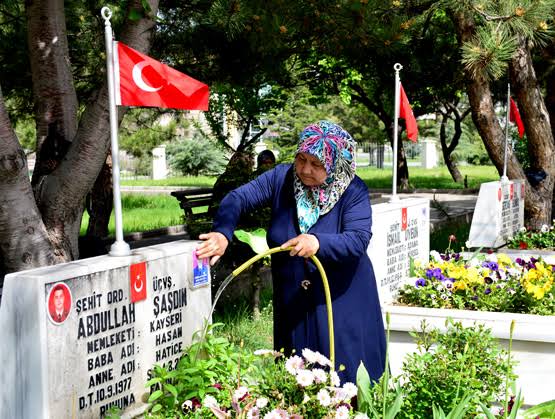xmilitarist's tweet photo. Başta şehit annelerimiz olmak üzere tüm annelerin, Anneler Günü kutlu olsun. https://t.co/1vAuwwwSQ2