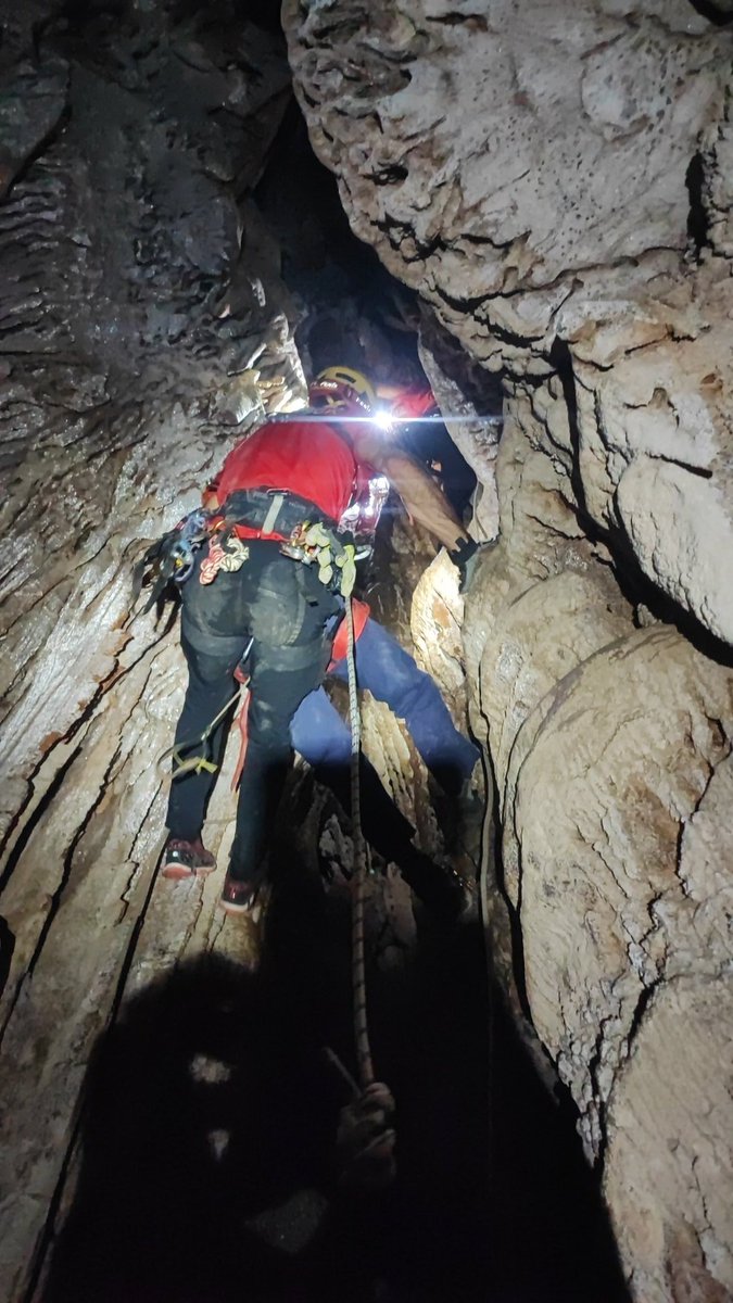BombersdeMca's tweet image. Rescat tècnic d'un espeleòleg a un avenc d'es Fumat, a prop de #Formentor.
Li ha golpetjat una pedra i ha quedat penjant a la meitat del pou. Valoració inicial sanitària i instal.lam sistema d'extracció amb seguretat . Evacuat per l'helicòpter del #greim.