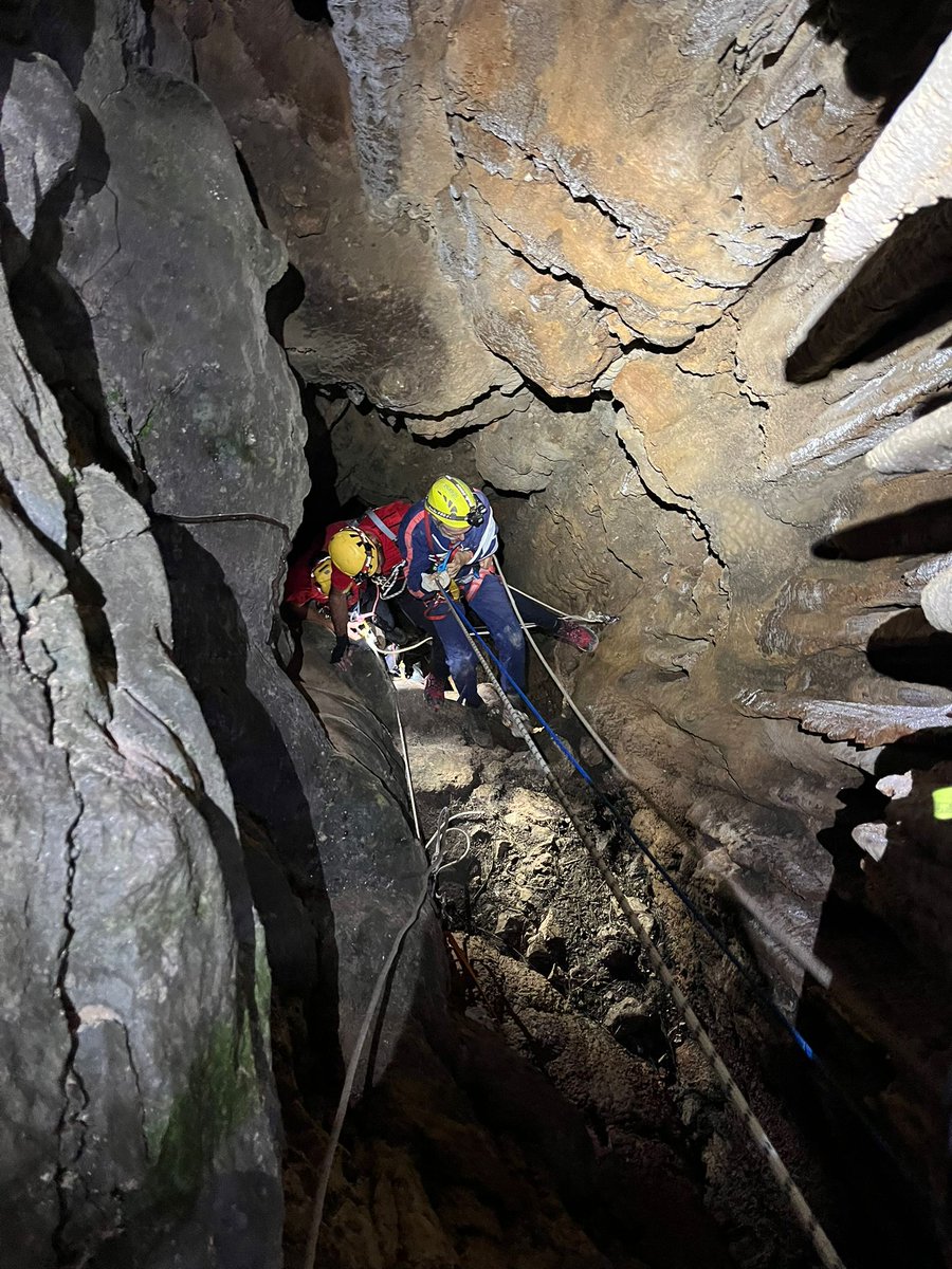 BombersdeMca's tweet image. Rescat tècnic d'un espeleòleg a un avenc d'es Fumat, a prop de #Formentor.
Li ha golpetjat una pedra i ha quedat penjant a la meitat del pou. Valoració inicial sanitària i instal.lam sistema d'extracció amb seguretat . Evacuat per l'helicòpter del #greim.