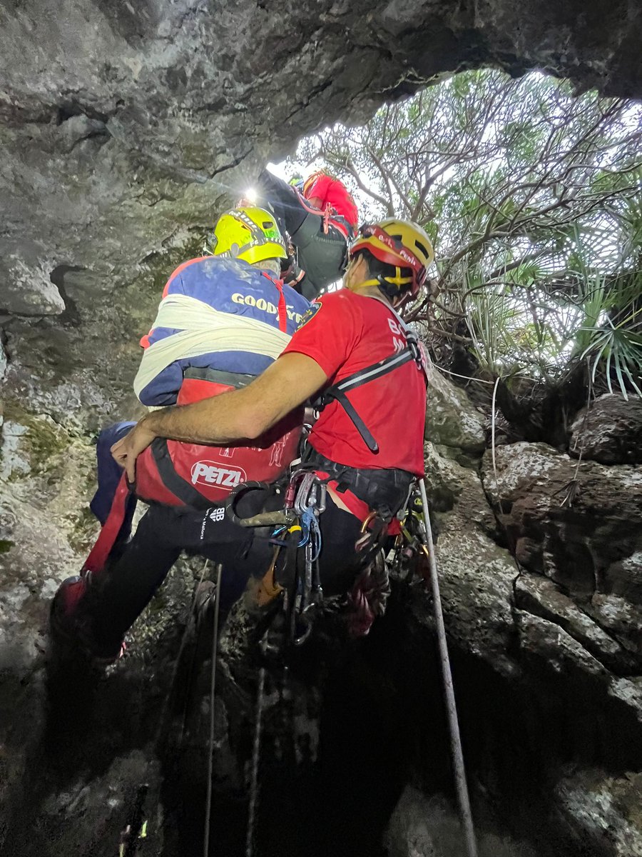 BombersdeMca's tweet image. Rescat tècnic d'un espeleòleg a un avenc d'es Fumat, a prop de #Formentor.
Li ha golpetjat una pedra i ha quedat penjant a la meitat del pou. Valoració inicial sanitària i instal.lam sistema d'extracció amb seguretat . Evacuat per l'helicòpter del #greim.
