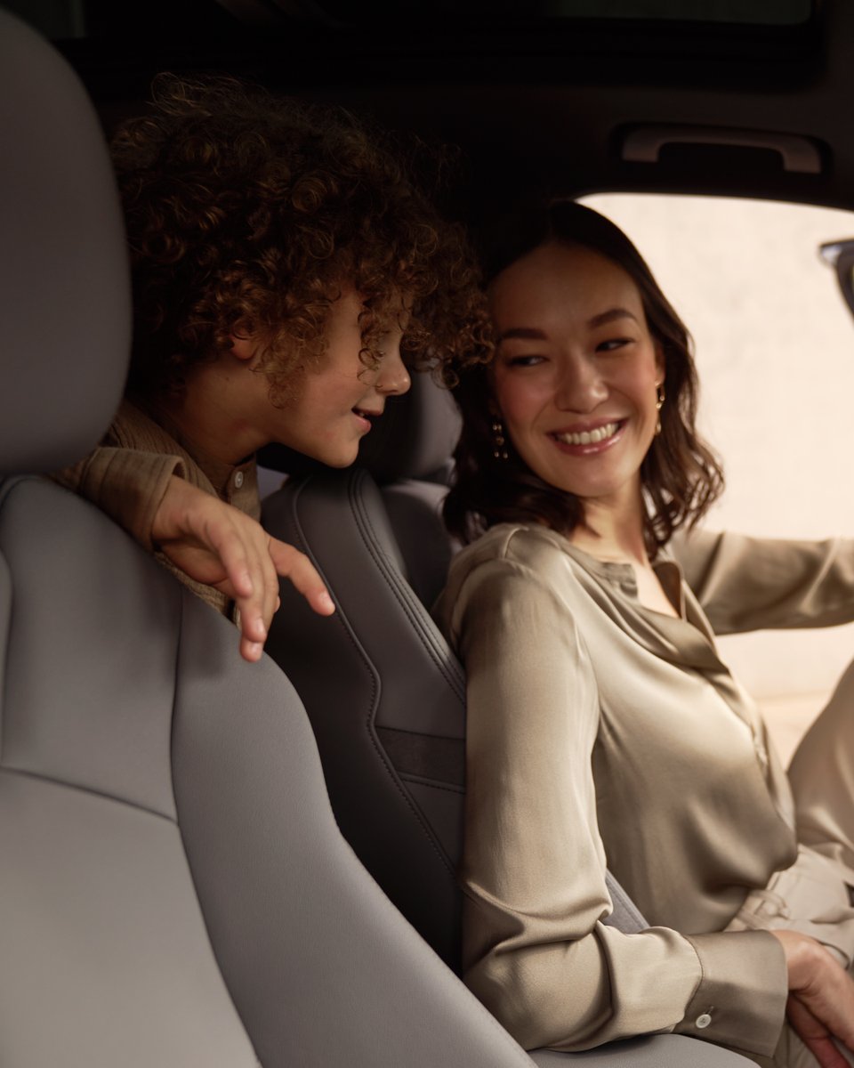 İlerlemeye, gücü ve sevgisiyle ilham veren, her adımda gülüşünü yanımızda hissedebileceğimiz tüm annelerimizin Anneler Günü kutlu olsun.

#Audi #ThısIsAudi