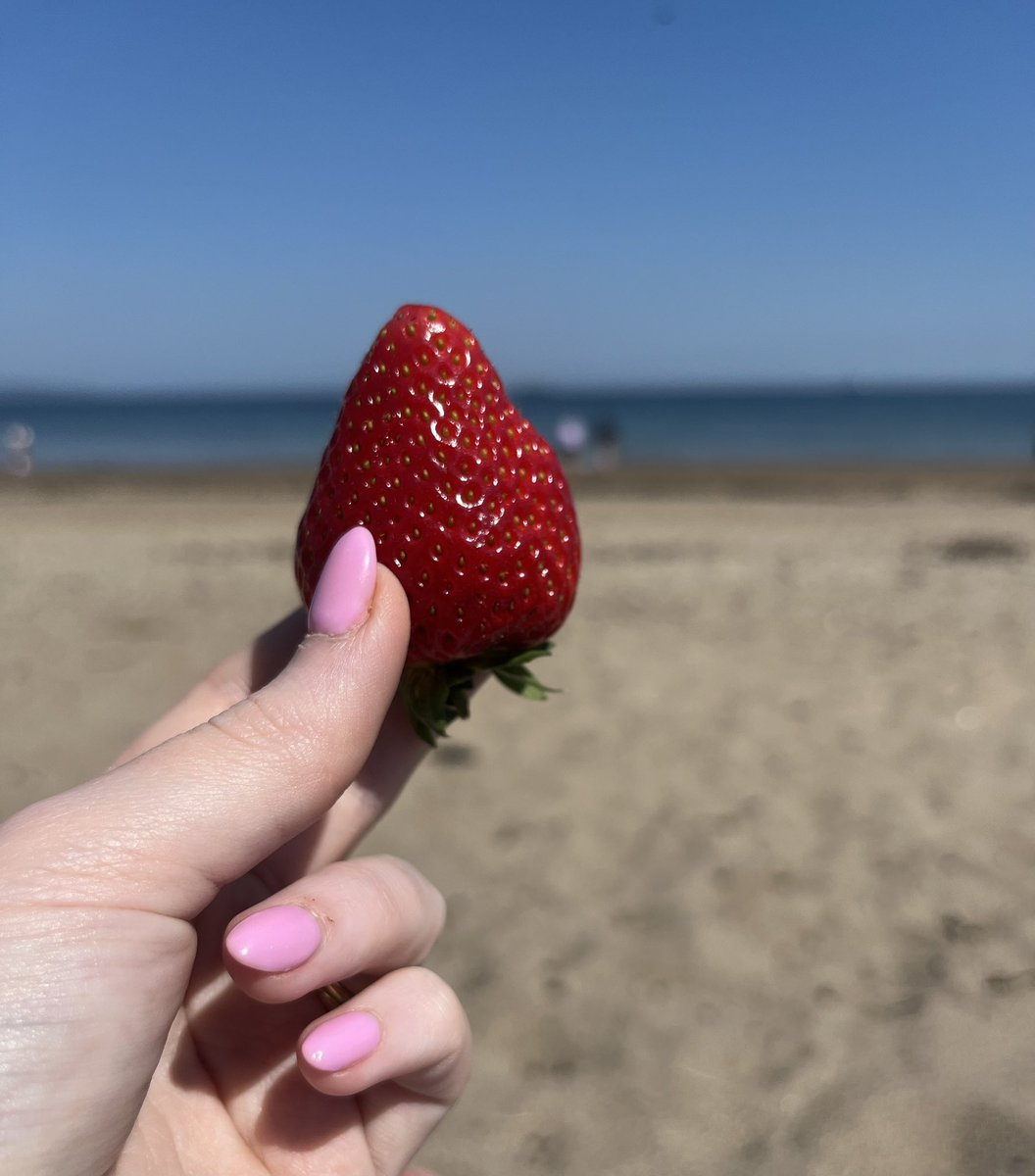 ClodaghLRice's tweet photo. This weather ๐โ๏ธโฑ๏ธ
Perfect for a picnic (and an icecream) on the beach ๐
#Crawfordsburn #nisummer #may https://t.co/SUzDtAt80D