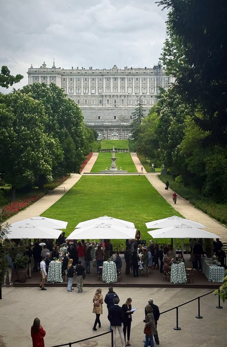 ¿Tenían que poner una terraza en mitad de la perspectiva de los jardines del Moro? ni un espacio sin ser explotado económicamente y encima afearlo.
La misma idea la pones en un lateral, pones un cenador con celosías verdes con muebles de mimbre y ya está.