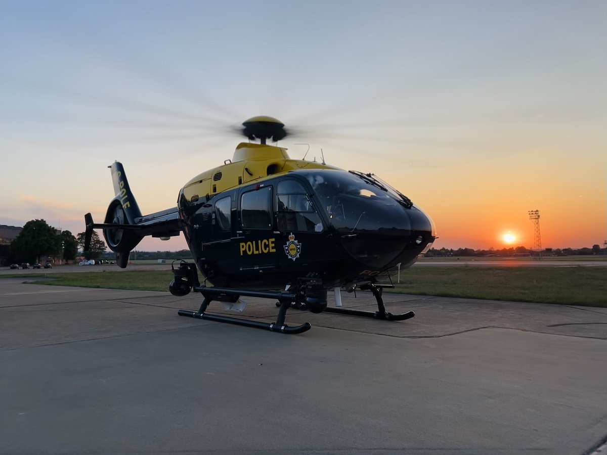 The crew from Benson lifting to support <a href="/ThamesVP/">Thames Valley Police</a> earlier on this evening ^LJ