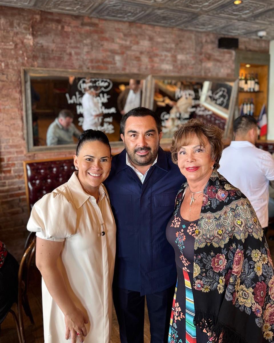 Feliz día de las madres! Aquí con mis dos pilares la que me permitió escogerla de mamá y con mi compañera de viaje en esta vida y la mejor súper mamá de 4 bendiciones , gracias a las dos por enseñarme todos los días, las amo!