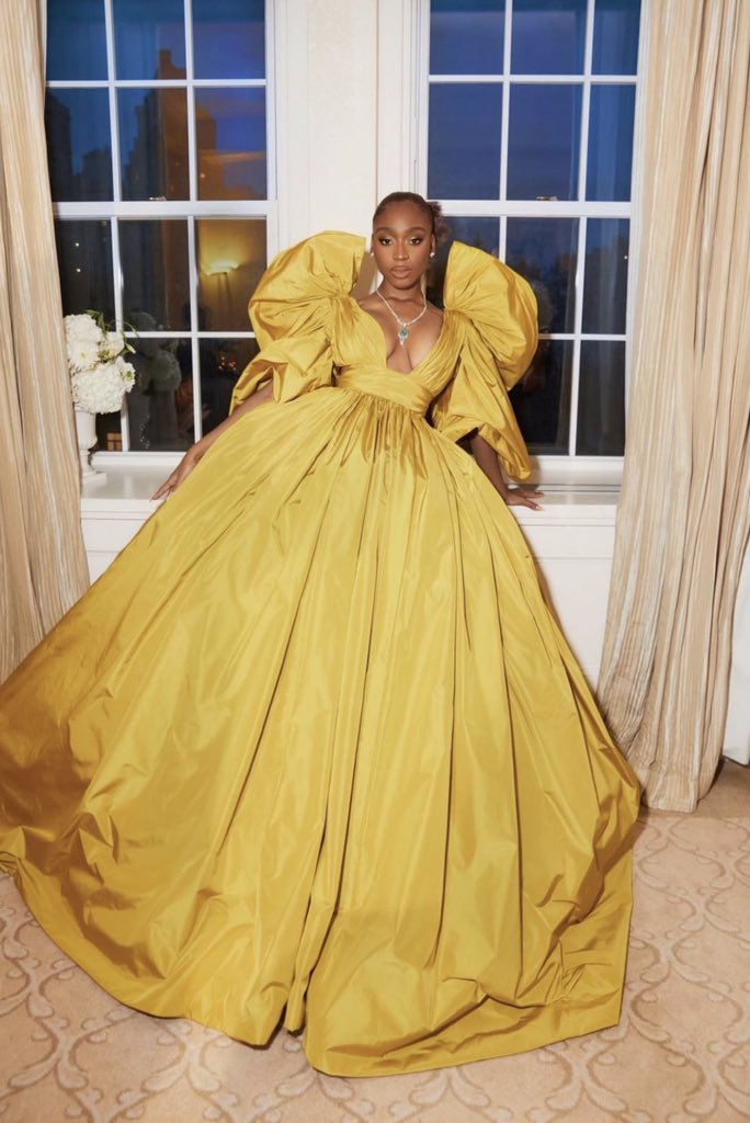 — Nina para o #MetGalaMWR