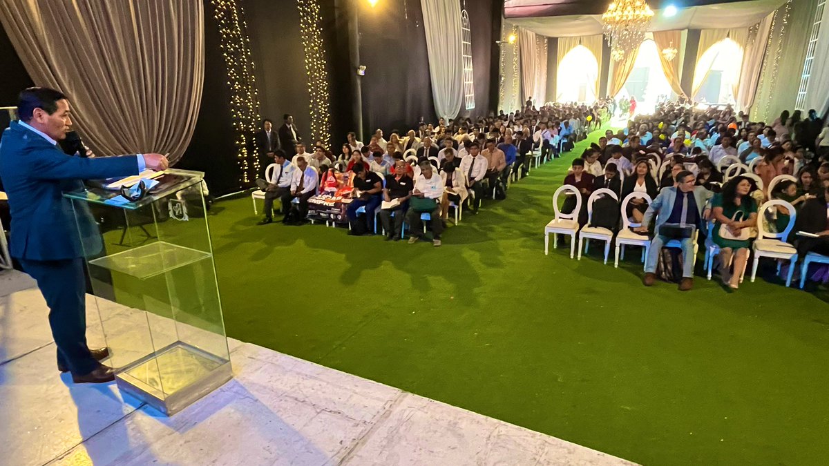 AdventistasAPCE's tweet photo. 📍SJL: Dr. @grimaldorojasg tesorero de la #APCE con el mensaje central desde el centro de convenciones Rancho Polo en el “Encuentro de instructores bíblicos, cosechadores y líderes de las regiones 2 y 3, rumbo a #CalebAlfa2025. #RID https://t.co/AXrHZhX7sW