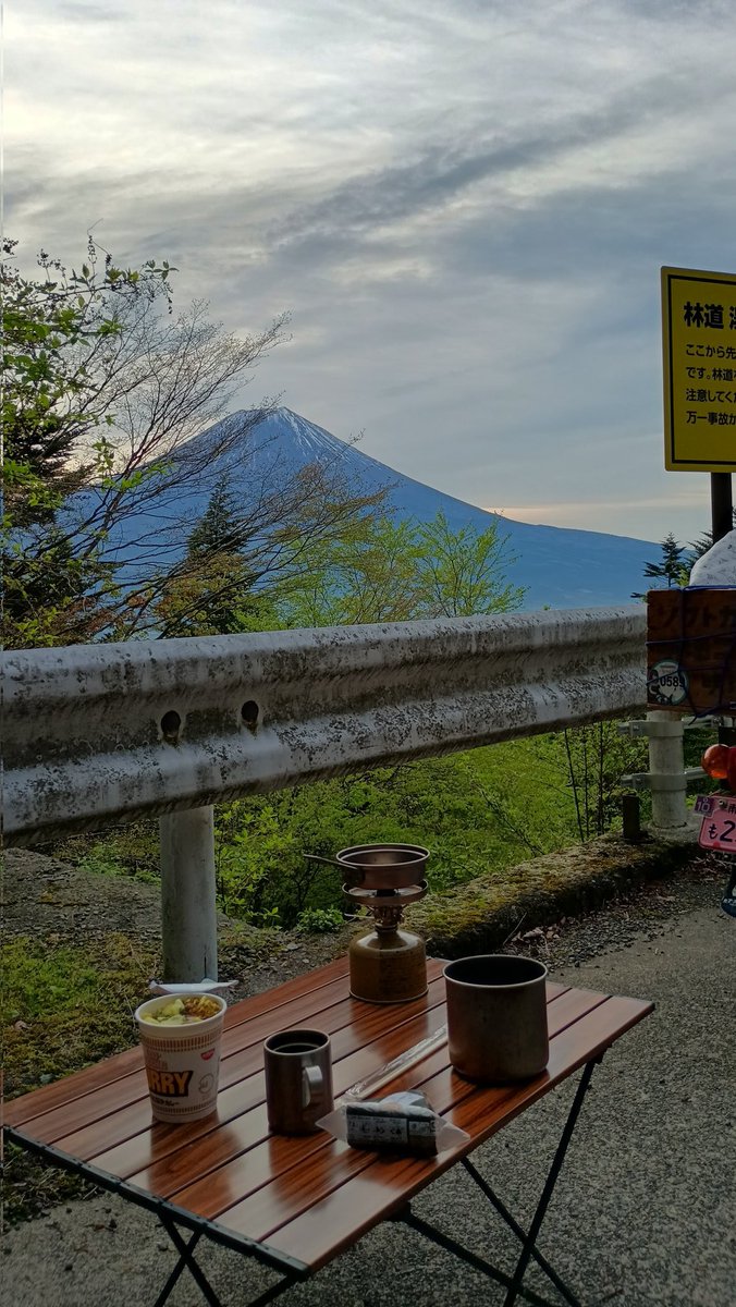湯之奥猪之頭トンネル横で朝食😀
#スーパーカブ
#湯之奥猪之頭トンネル