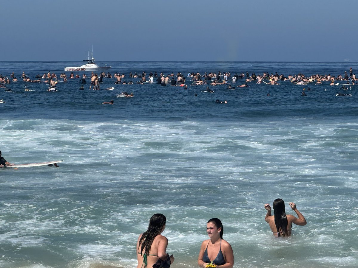 RaineyTime's tweet image. Braun Levi paddle out this morning in Manhattan Beach. For the 18-year-old who died less than a week ago on Pacific Coast Highway. LLB @LoyolaHigh