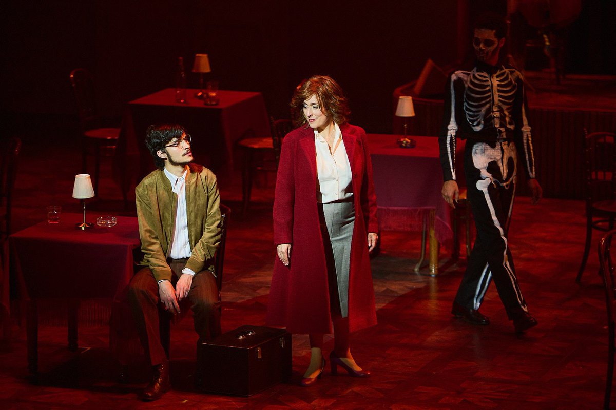 ‘La tercera fuga’ de <a href="/szpunberg/">Victoria Szpunberg</a> al <a href="/teatrenacional/">TNC</a> és la història de tres generacions marcades per l’exili i la pèrdua. Bona direcció i execució del text (amb dificultat per resoldre), i un repartiment que ho borda⭐️. Una gran obra on a mi només em resten una mica els tòpics.