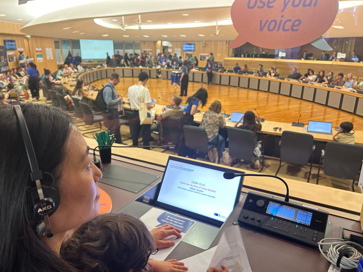 EU創立を記念するヨーロッパデーのイベントで、EUの通訳ブースへ家族で行ってきました。バース大学の通訳翻訳修士課程在籍中に訪れ、会議通訳者になるという夢を抱くきっかけになった場所。ここに戻って来れて、そして息子にも同時通訳を体験させてあげることができて感慨深いものがありました。